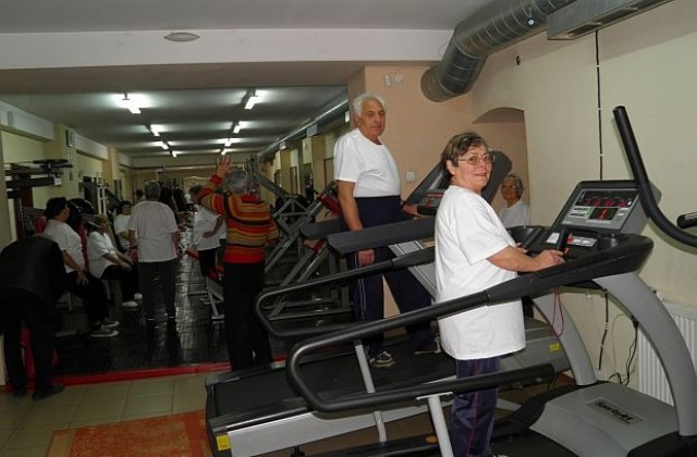 Баби и дядовци на фитнес в Разлог