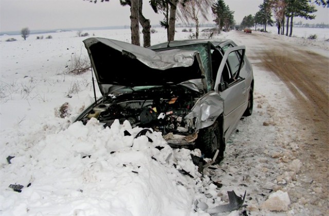 Двама тийнейджъри пострадаха при катастрофа в Исперихско