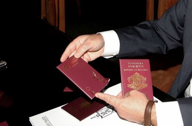 Арестуваха българин за изработка на фалшиви паспорти в Македония