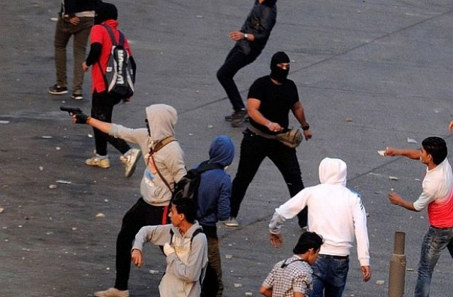 Нови сблъсъци между полиция и протестиращи в Кайро