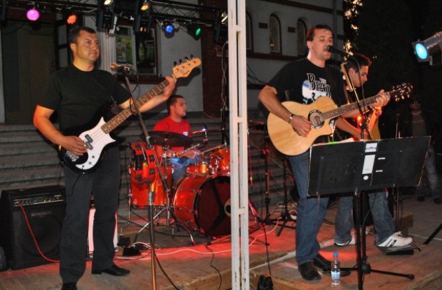 Кмет свири рок срещу СПИН