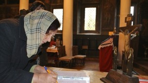 Миряни с подписка срещу Баба Яга и бухала на община