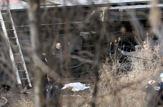 Четирима загинали и десетки ранени при дерайлиране на влак в Ню Йорк