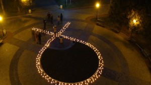 Със 120 свещи нарисуваха символа за борба със СПИН