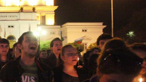 Вял протест срещу правителството в първия ден от декември