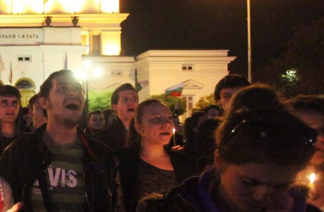 Вял протест срещу правителството в първия ден от декември