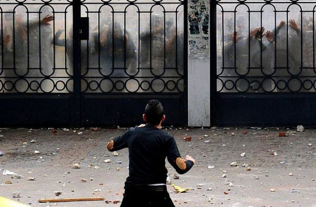 В Кайро избухнаха сблъсъци между граждани и полиция