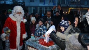 Стотици деца посрещнаха Дядо Коледа в Стражица