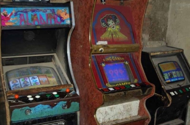 Въоръжен с нож мъж задигна два бона от игрална зала