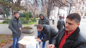 Подписка под надслов Стоп на банковия терор започна в Кюстендил