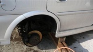 Форд Торнео паркиран на улицата остана без гуми и джанти