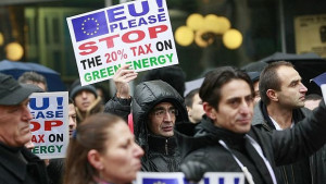 Производители на екоенергия на протест срещу предложената такса върху приходите