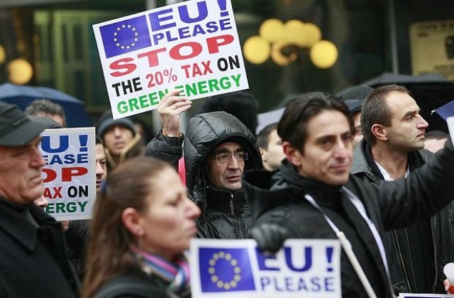 Производители на екоенергия на протест срещу предложената такса върху приходите им