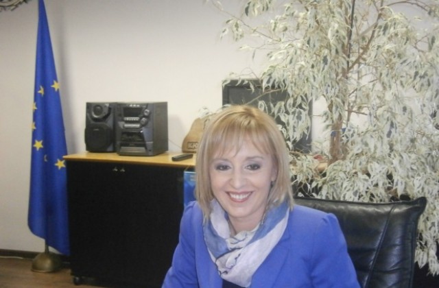 Мая Манолова: Селата няма да останат без финансиране