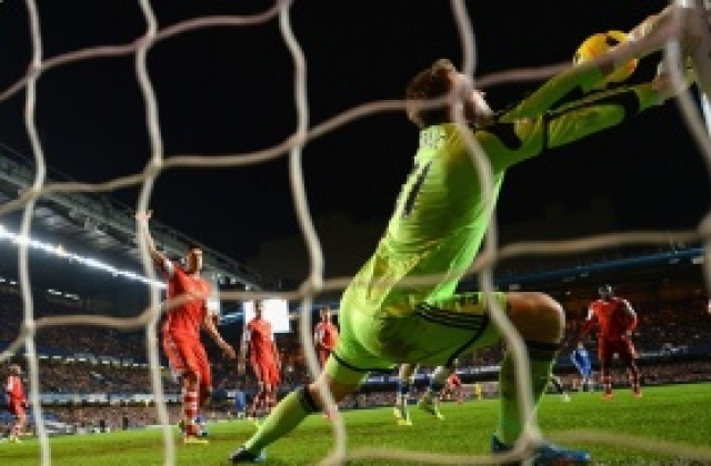 Вратарят на „светците“ си тръгна със счупена ръка от „Стамфорд Бридж“