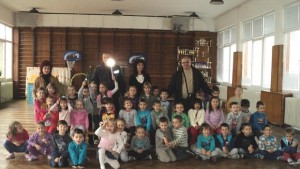 Полицаи обучаваха деца от ЦДГ Соня как да общуват с