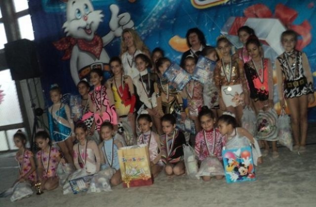 Зимни принцеси донесоха подаръци на гимнастички от Велбъжд