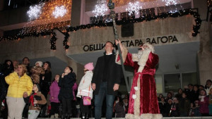 Живо коледно дърво грейна на площада в Стара Загора