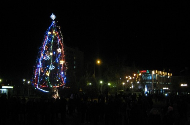 Запалиха коледните светлини в Дупница