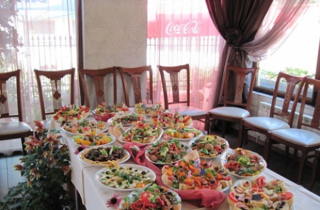 Коледни и Новогодишни тържества в ресторант Маневи