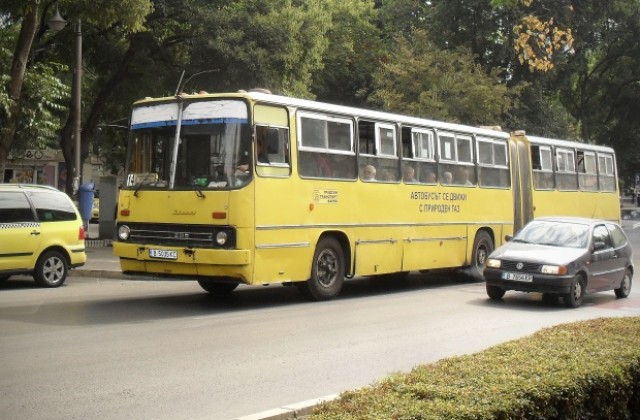 Метнаха камък по автобус на градския транспорт