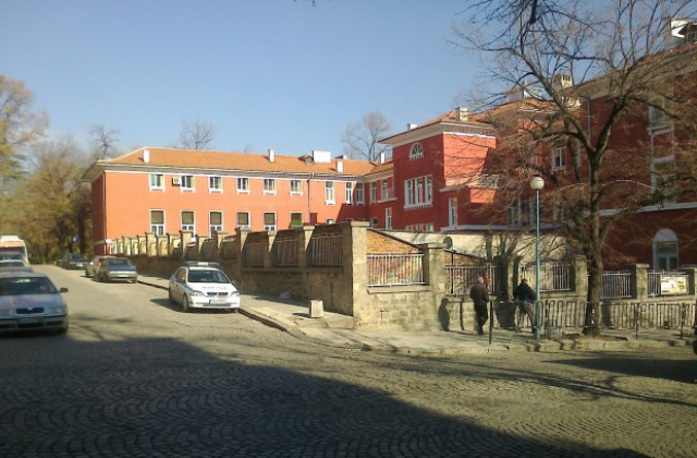 Сигнал за бомба евакуира Търговската гимназия