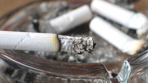 Забраната за пушене не се спазва във Варна майки палят