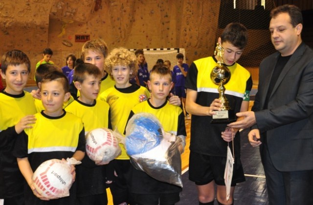 Малките локомотивци спечелиха купа M&BM;, Стефан Иванов е най- добър футболист на турнира