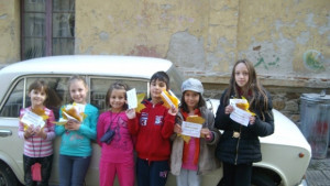 Деца подариха есенни листа с пожелание за безопасно движение през