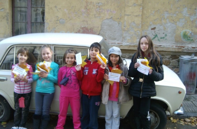 Деца подариха есенни листа с пожелание за безопасно движение през зимата