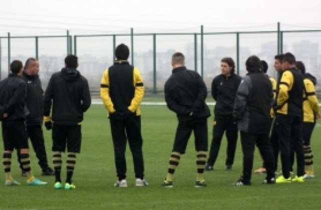 Трима в Ботев тренират на облекчен режим