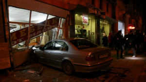 Автомобил влетя в магазин в София двама пострадаха СНИМКИ