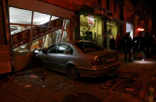 Автомобил влетя в магазин в София, двама пострадаха (СНИМКИ)