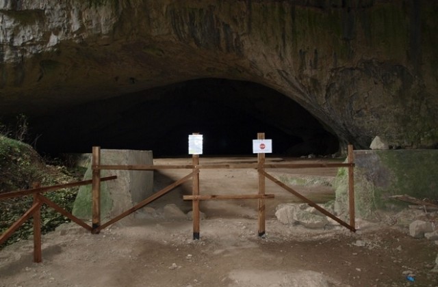 Монтираха предпазен парапет в Деветашката пещера