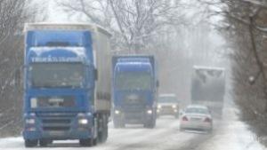 Аварирал ТИР затруднява движението през Прохода на Републиката