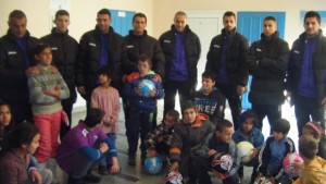 Етър ВТ дари топки и лакомства на децата от Помощното