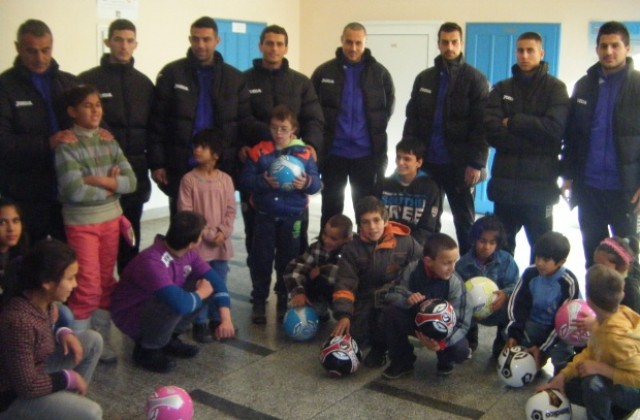 Етър ВТ дари топки и лакомства на децата от Помощното училище