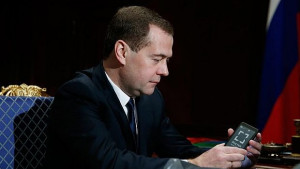 Подариха на Медведев първия руски смартфон