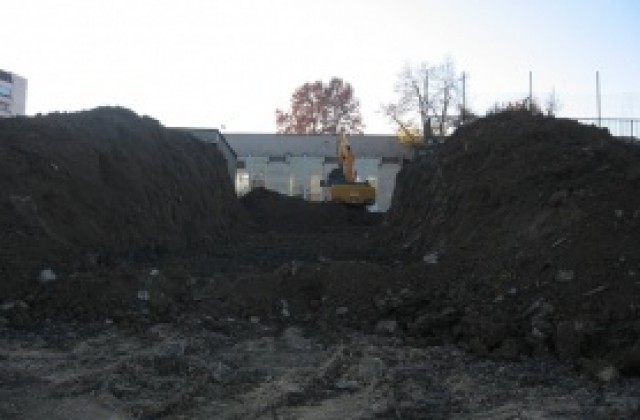 СНИМКИ: Започна събарянето на южната трибуна на стадион „Христо Ботев“