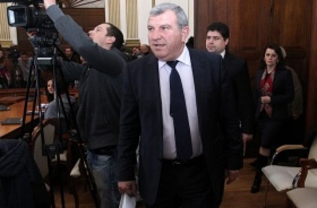 Затягат контрола върху предлагането на храни и елхи по празниците