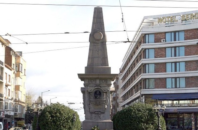 Намерена е една от откраднатите апликации от паметника на Левски в София