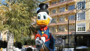 Чичо Скруч Шрек и Рапунцел забавляват децата в Коледното градче