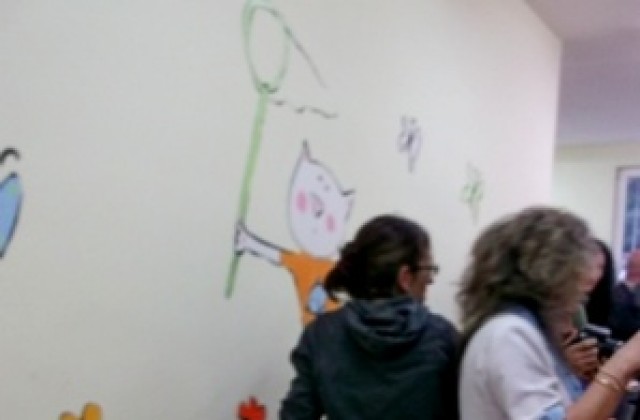 Художници нарисуваха стените на обновена зала в УМБАЛ-Плевен