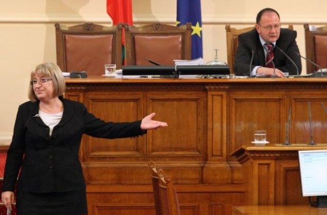 Цачева: Парите за коледните добавки са осигурени от депутатите на ГЕРБ, които не идваха на работа