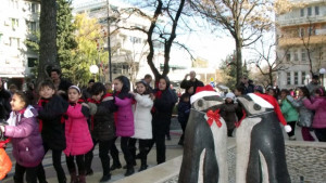Откриха градинката Пингвините с песни и фолклорна магия