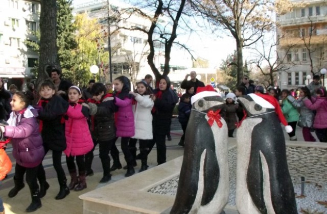 Откриха градинката Пингвините с песни и фолклорна магия