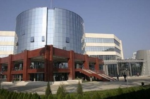 Студенти хвърляха шапки