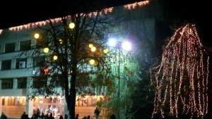 В Левски запалиха коледните светлини на 14метров бор