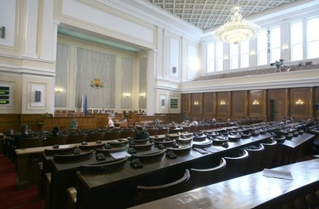 БСП обвини опозицията, че превръща гласуването на бюджета в цирк