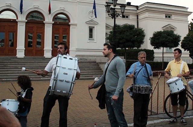 Депутатите удължиха пленарния си ден, отвън граждани скандираха „Оставка”